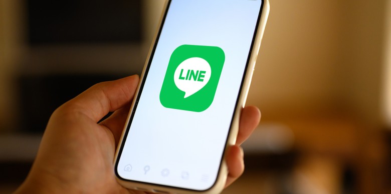 スマートフォンでLINEを開いているところ
