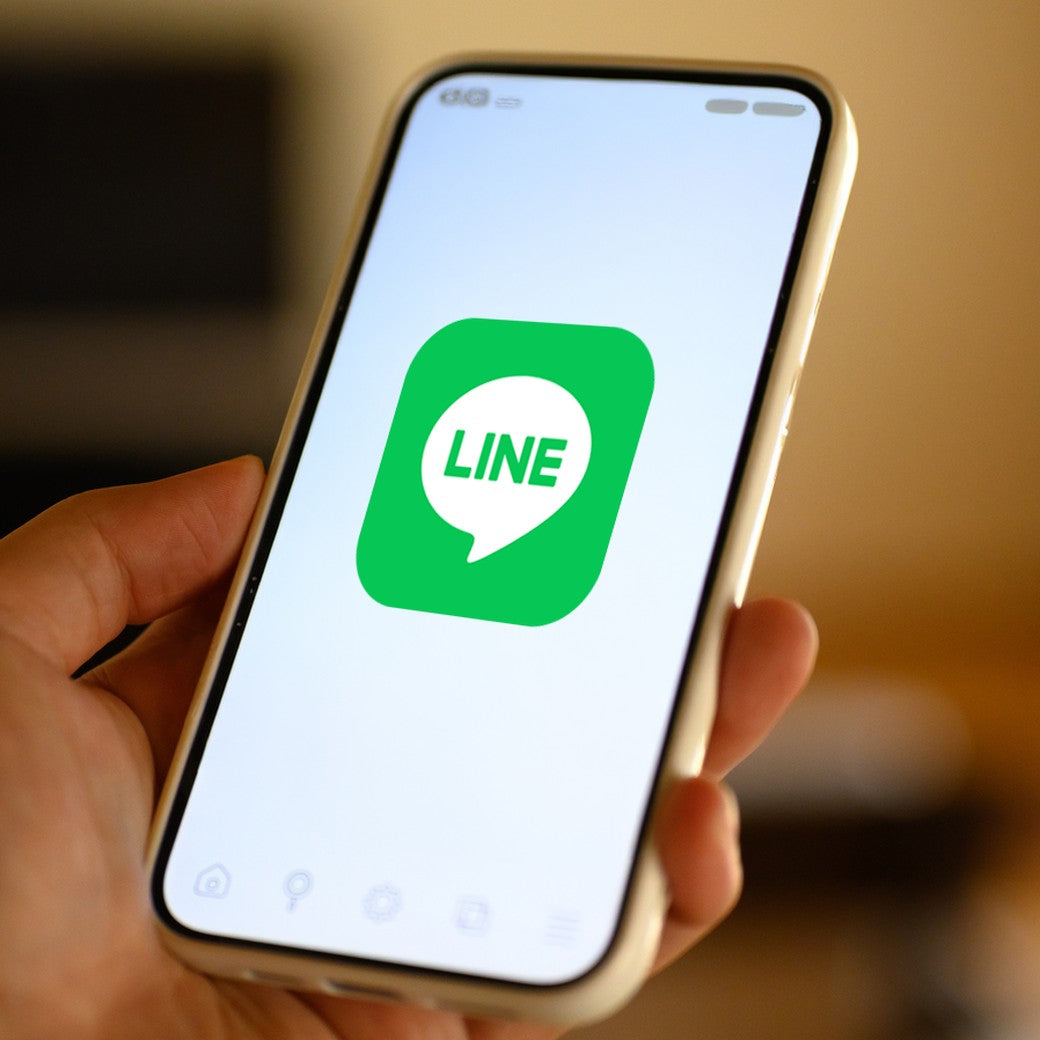 スマートフォンでLINEを開いているところ